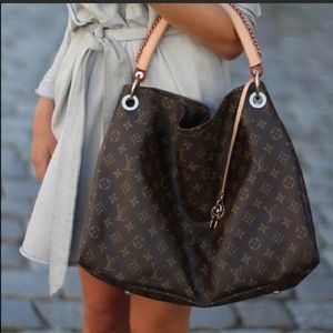 LOOKING TO BUY LV ARTSY